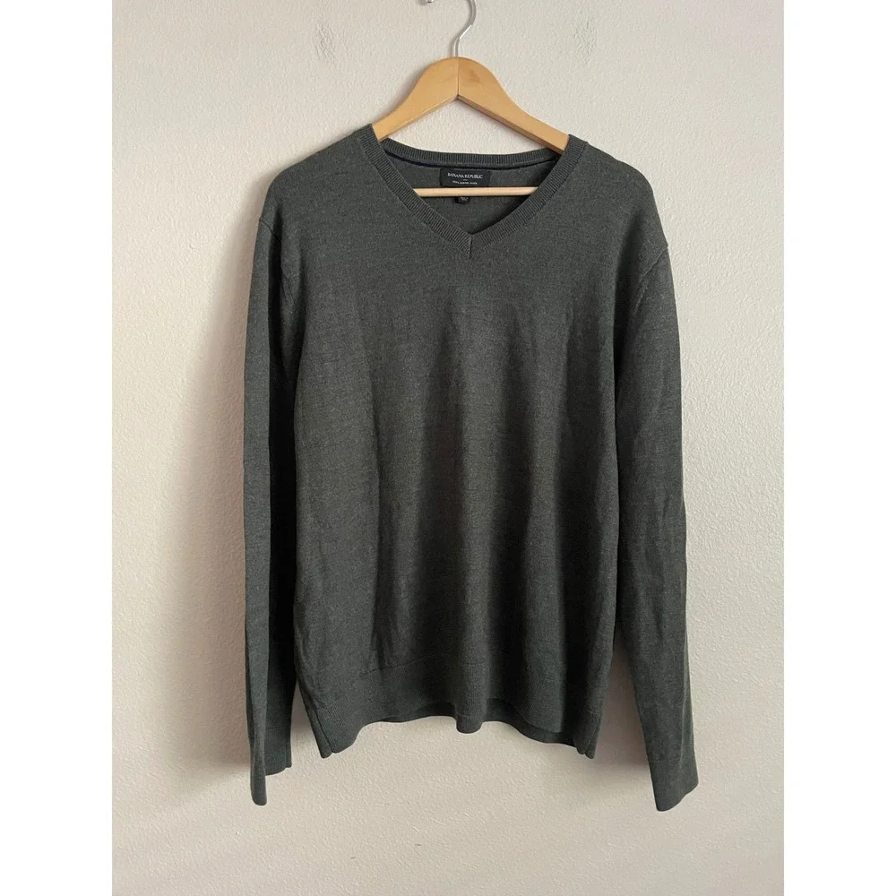 Banana Republic XL V-Neck Base Layer Sweater 100% Merino Wool Green Earthy Work